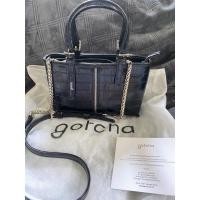 ราคา Gotcha กระเป๋าสะพายข้างสีดำ แท้% พร้อมถุงผ้า แคร์การ์ด สายปรับได้ถอดออกได้ สภาพ 90% (5979094187)