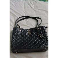 ราคา กระเป๋าสะพาย Guess สีดำ มือสอง (45411394886)
