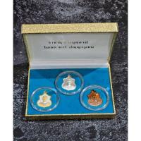 ราคา เหรียญสมเด็จพระนเรศวร มหาราช รุ่นสู้ (ชุดกรรมการ 3 เนื้อ) ปี 2548 พร้อมกล่องเดิม (55256430914)