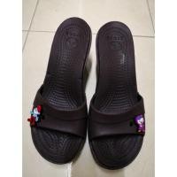 ราคา รองเท้า crocs แท้มือสอง w5 ส้นสูง 2.5” (5516669558)