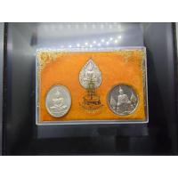 ราคา พระแก้วมรกต ภปร รุ่นแรก พระแท้% เนื้อเงิน(ชุด 3 ฤดู)ฉลองวัดพระศรืๆ (ด้านหลัง ไม่มี ราชศรัทธา) พ.ศ.2525 พร้อมกล่องเดิม (27200639712)