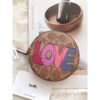 ราคา COACH กระเป๋าใส่เหรียญ Round Coin Case ทรงกลม ลายC สีน้ำตาลกลางคาราเมล ลายLove (11538457885)