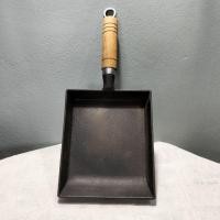 ราคา กระทะเหล็กหล่อด้ามไม้ กระทะไข่ม้วน (มือสอง) Tamagoyaki Skillet with wooden handle (Secondhand) (41711242126)
