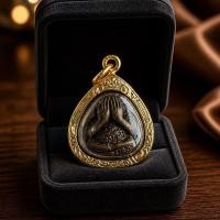 ราคา พระปิดตาสังกัจจายน์ (ปุ้มปุ้ย) หลวงปู่ทิม วัดพระขาว ปี 2544องค์พระทำจากเนื้อทองแดงและเลี่ยมกรอบทองไมครอนแกะลาย (52462306341)