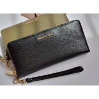 ราคา รุ่นนี้คุ้มเว่อร์ๆ‼️กระเป๋าเงินMichael kors ซิปรอบใบยาว มาพร้อมสายคล้องมือ (48009838278)