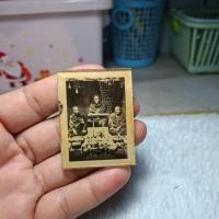 ราคา รูปอัดกระจกมงคลสมเด็จุพุฒาจารย์โตพระครูปลัดมิศร์และพระอาจารย์คำขนาด3.8×5cm (52312153616)