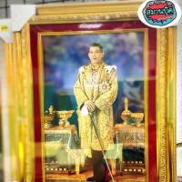 ราคา กรอบรูป​ทอง​ ร.10, รูปคู่ ขอบผ้าสีแดง​ เฉพาะภาพ 10*15นิ้ว เลือกรูปในแชทนะคะ (2688527333)