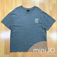ราคา เสื้อยืด H&M สีน้ำเทาเข้ม มีสกรีนหน้า-หลัง (มือสอง) (24488860952)