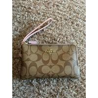 ราคา ส่งต่อ กระเป๋าคล้องมือ Coach รุ่น2ซิป size S ของแท้100% (25019090340)