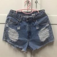 ราคา กางเกงยีนส์ขาสั้นเอวสูง Levi’s ของแท้ ทรงเดิมๆ เอว 28-29 สะโพก 38 ยาว 11.5 สภาพดีไม่มตำหนิค่ะ (2392728977)