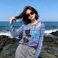ราคา เสื้อยืดแขนยาวพิมพ์ลายแมวการ์ตูนน่ารักสำหรับผู้หญิง สไตล์บางเบาใส่ได้ในฤดูร้อน เสื้อลายตารางสีสันสดใสดูดี (57662306022)