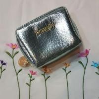 ราคา กระเป๋าเครื่องสำอางค์ Benefit สีเงินด้านในสีเขียว (1522582381)