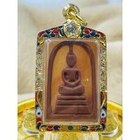 ราคา P-03-231064 พระสมเด็จแกะสลักจากหินพระธาตุเขาสามร้อยยอด เลี่ยมกรอบเงินชุบทองลงยาฟังเพชร (12635160066)