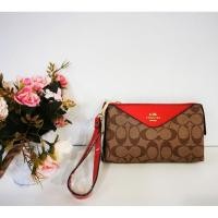 ราคา COACH คล้องมือ 1 ซิป 7"ครึ่ง ( สีแดง)​ (5664824772)