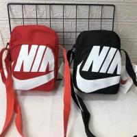 ราคา พร้อมส่ง กระเป๋าสะพายข้างNIKEกระเป๋าสะพายใบเล็ก ใส่ของได้เยอะ คุณภาพดี ทรงสวยโทนสีดำ ทั้งชายและหญิงสามารถใช้ได้รับประกัน (12886697059)