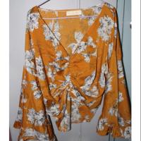 ราคา เสื้อผ้าสาวอวบ แขนยาวสีส้ม ลายดอกผูกเอวด้านหน้าแขนระบาย (7431496998)