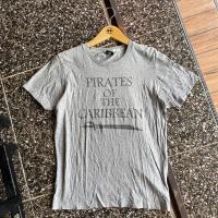 ราคา เสื้อยืด Uniqlo x pirates caribbean - สีเทาหมอก (40155756540)