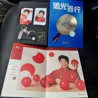ราคา 2025 KFC joint table tennis champion Sun Yingsha พวงกุญแจแร็กเก็ตขนาดเล็ก, สติ๊กเกอร์ติดตู้เย็นภาพถ่าย Sun Yingsha, ภาพถ่ายโพลาไรซ์ (29926291623)