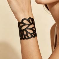 ราคา 1 ชิ้นผู้หญิงส่วนบุคคลสร้อยข้อมือหนัง Faux Hollow Leaf สายรัดข้อมือกว้างสไตล์โบฮีเมียน Niche เครื่องประดับสร้อยข้อมือ (46514887230)