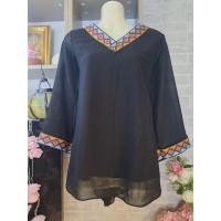 ราคา เสื้อสีดำผ้าชีฟอง แขนยาว คอวี/อก 36" ยาว 27"/มือสอง (52362737581)