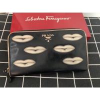 ราคา กระเป๋าสตางค์มือสอง PRADA Goatskin Lip Print Zip Around Wallet Black Talco แท้ค่ะ (14205521182)
