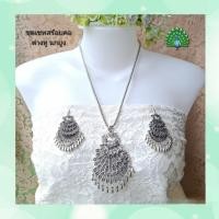 ราคา สร้อยคอจี้นกยูงรำแพนสวยๆ พร้อมต่างหู สีเงินรมดำ งานปราณีต สร้อยคอชุดไทย เครื่องประดับ สร้อยคอ (4764641444)