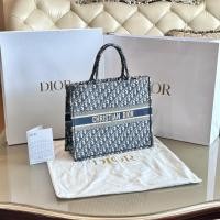 ราคา กระเป๋า Dior Large Book Tote ลาย Blue Dior Oblique Embroidery (24861402577)