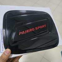 ราคา ครอบฝาถังน้ำมัน pajero sport ดำเงาโลโก้แดง ใส่ปี 2015 - 2025 (26171871491)