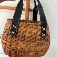 ราคา Kate Spade *ไม้มีรอยหัก 1 ซี่ ด้านในมอม* กระเป๋าสาน แต่งหนังแท้ มือสอง (49967507238)