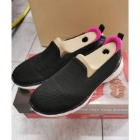 ราคา Skechers go walk 6 มือสอง 25ซม. (28458998911)