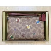 ราคา กระเป๋าคล้องมือลายน้องแมว Coach (19257036407)