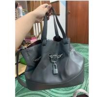 ราคา charles&keith 100% ทรงขนมจีบใบใหญ่มากกกก จุได้เยอะมาก เน้นคนจุของเยอะ แต่งโซ่ใหญ่สวยมากค่า (4138906779)