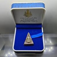 ราคา สมเด็จจิตรลดา รุ่น 2 พระกำลังแผ่นดิน มวลสารจิตรลดา หลังตรากาญจนา กรรมการ พิมพ์ใหญ่ เนื้อผงหน้ากากเงิน ปี2539 พร้อมกล่... (56256111217)