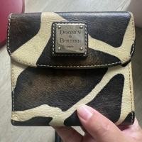 ราคา Usedกระเป๋าสตางค์แบรนด์ Dooney and Bourke ของแท้จากอเมริกา สภาพใช้งาน (56617904311)