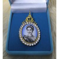 ราคา เข็มกลัดที่ระลึก พระพันปีหลวง เข็มกลัดล้อมเพชร พระพันปีหลวง #พร้อมกล่อง# เป็นล็อกเก็ต, เข็มกลัดติดเสื้อ (48900709931)