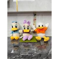 ราคา ตุ๊กตาโดนัลดั๊ก เดซี่ สูงประมาณ 7 นิ้ว ถ้านั่งไม่รวมหมวกกับจโบว์ บางตัวป้ายจางดูรูปก่อนนะคะ ตัวละ 150.- (53365666074)