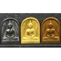 ราคา พระปรกใบมะขามธรรมศาสตร์ ๕๐ ปี หน้าพระพุทธสิหิงค์ หลัง ภปร. ชุดทองคำ ปี 2527 พิธีใหญ่ พร้อมกล่องเดิมๆ (001030)