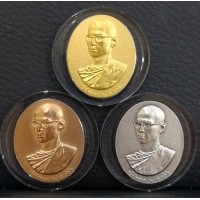 ราคา เหรียญทรงผนวชพลังแผ่นดิน ทอง เงิน นาค ปี2554 เหรียญทรงผนวชรุ่นสุดท้าย พร้อมกล่องสภาพสวยสุดๆ (000196)