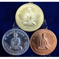 ราคา เหรียญทรงผนวช โมเน่ ปี 2551 ชุดเนื้อทองคำ น้ำหนัก 16.6 กรัม เงิน, ทองแดง สภาพสวยพร้อมกล่อง (000695)