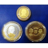 ราคา เหรียญที่ระลึก 88 พรรษา ชุดทองคำ เงิน โลหะผสม ปี 2558 พร้อมกล่องเดิมๆ สวยมากๆครับ(ราคาต่ำกว่าจอง) (000834)