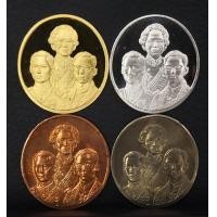 ราคา เหรียญที่ระลึกสมเด็จย่า ร.8 และร.9 รุ่นเฉลิมพระเกียรติ 2542 ครบชุด พิธีวัดพระแก้ว สภาพสวยพร้อมกล่อง (000463)