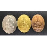 ราคา เหรียญหลวงพ่อโต (ซำปอกง) หลังสมเด็จโต รุ่น 2 พระโต ชุดทองคำ ปี2545 วัดกัลยาณมิตร พร้อมกล่องเดิม (001094)