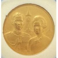 ราคา เหรียญที่ระลึกครบ 50 ปี ราชาภิเษกสมรส ทองคำพ่นทราย ปี 2543 สภาพสวยเดิมๆพร้อมกล่องและใบเซอร์ (000072)