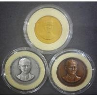 ราคา เหรียญที่ระลึกครบ 50 ปี บรมราชาภิเษก ครบชุด เนื้อทองคำ เงิน และทองแดง ปี2543 สภาพสวยเดิมๆ หายากมาก (000776)